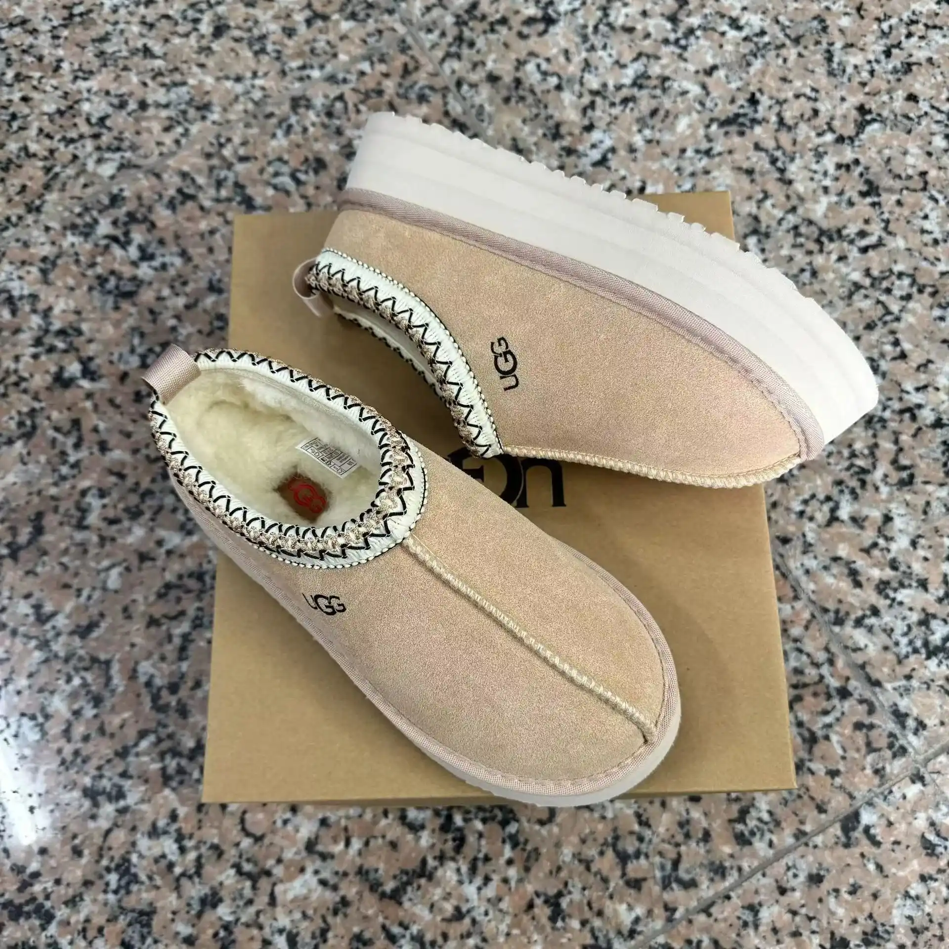 UGG Classic Slipper [7 styles] — foto 2 de 12