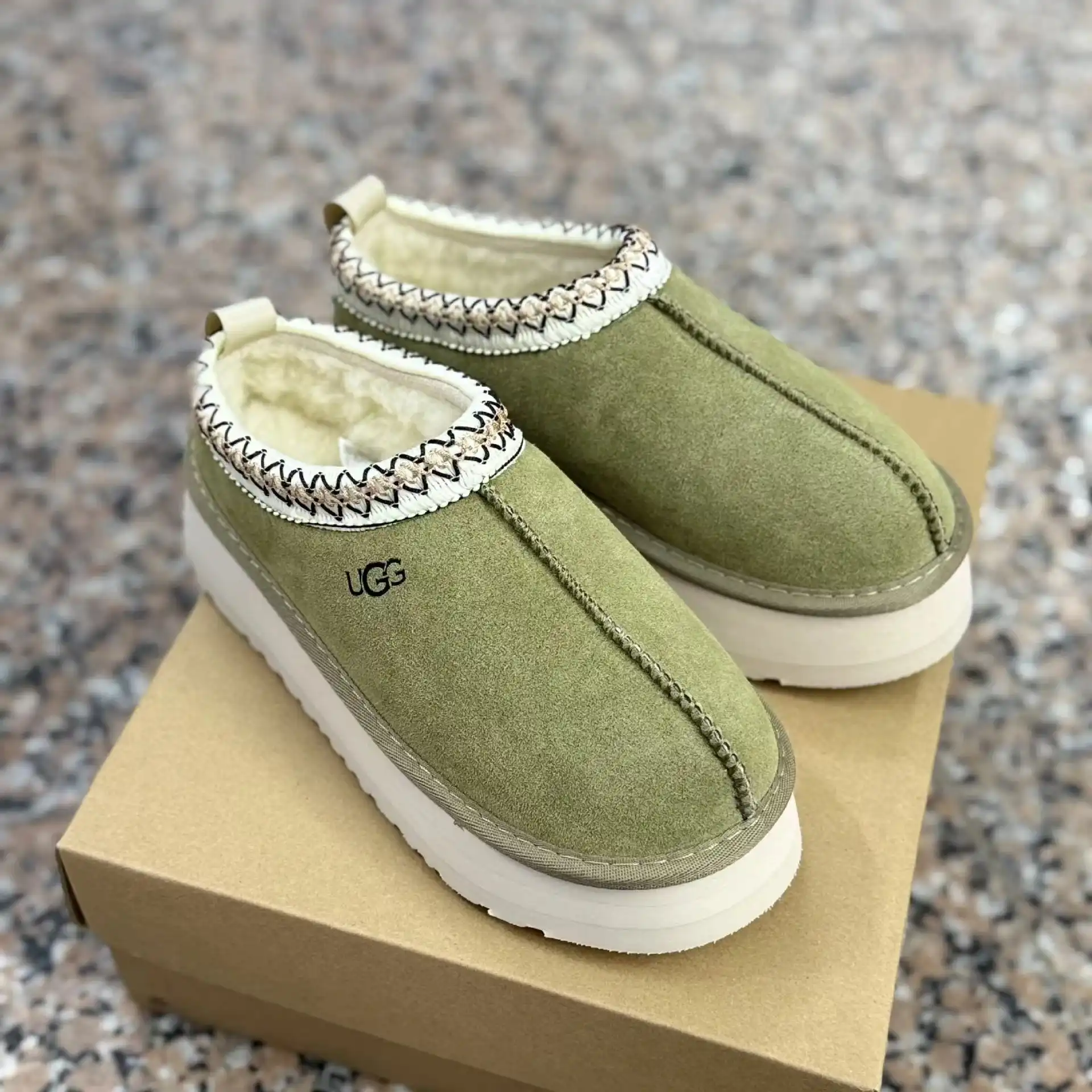 UGG Classic Slipper [7 styles] — foto 4 de 12