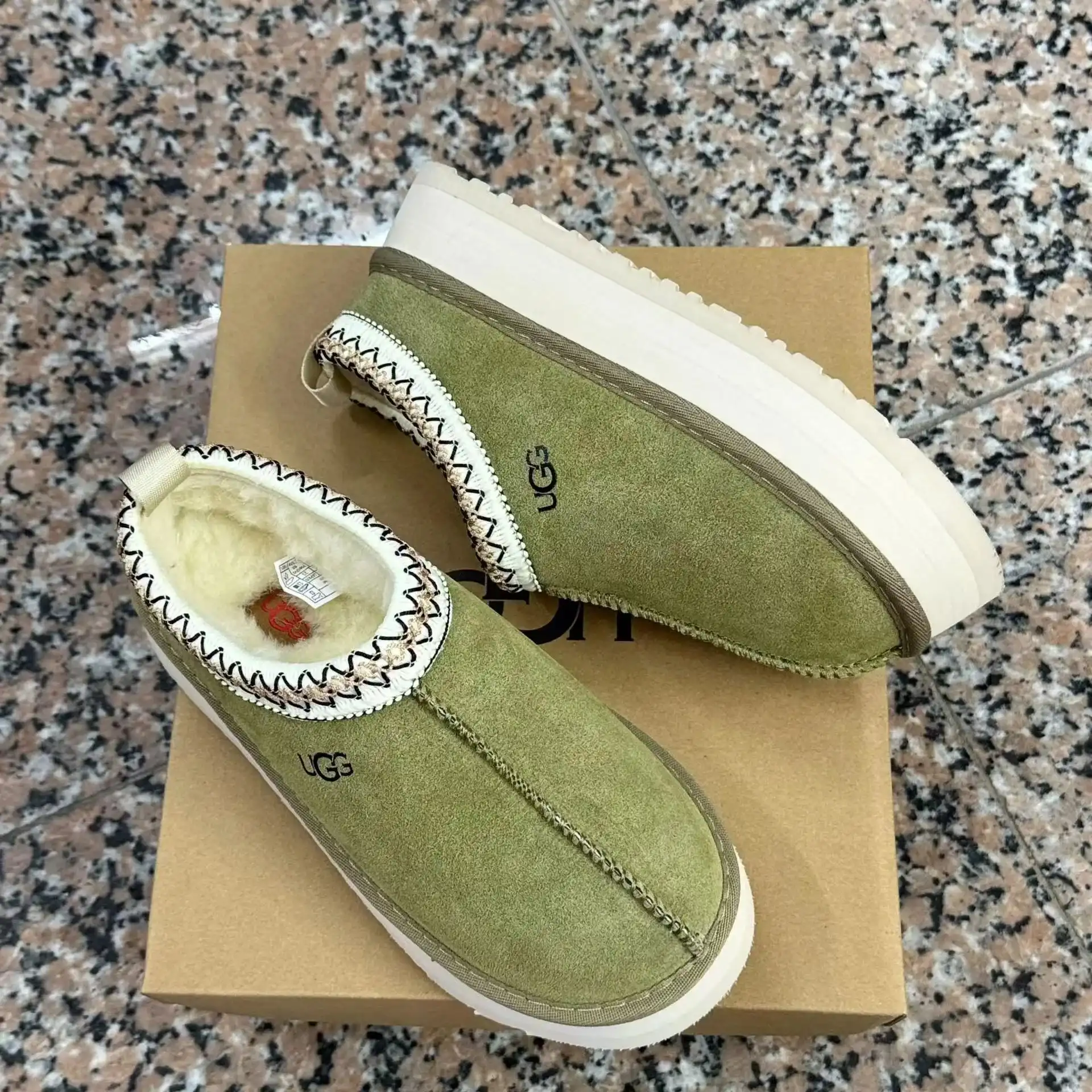 UGG Classic Slipper [7 styles] — foto 9 de 12