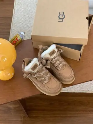 UGG Platform Boots and Sneakers [Multiple Styles] — foto 11 de 13