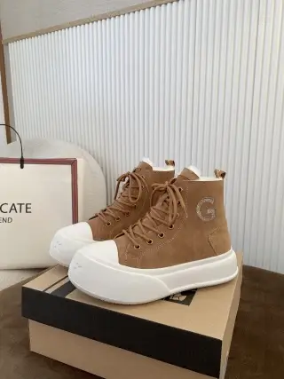 UGG Platform Boots and Sneakers [Multiple Styles] — foto 6 de 13
