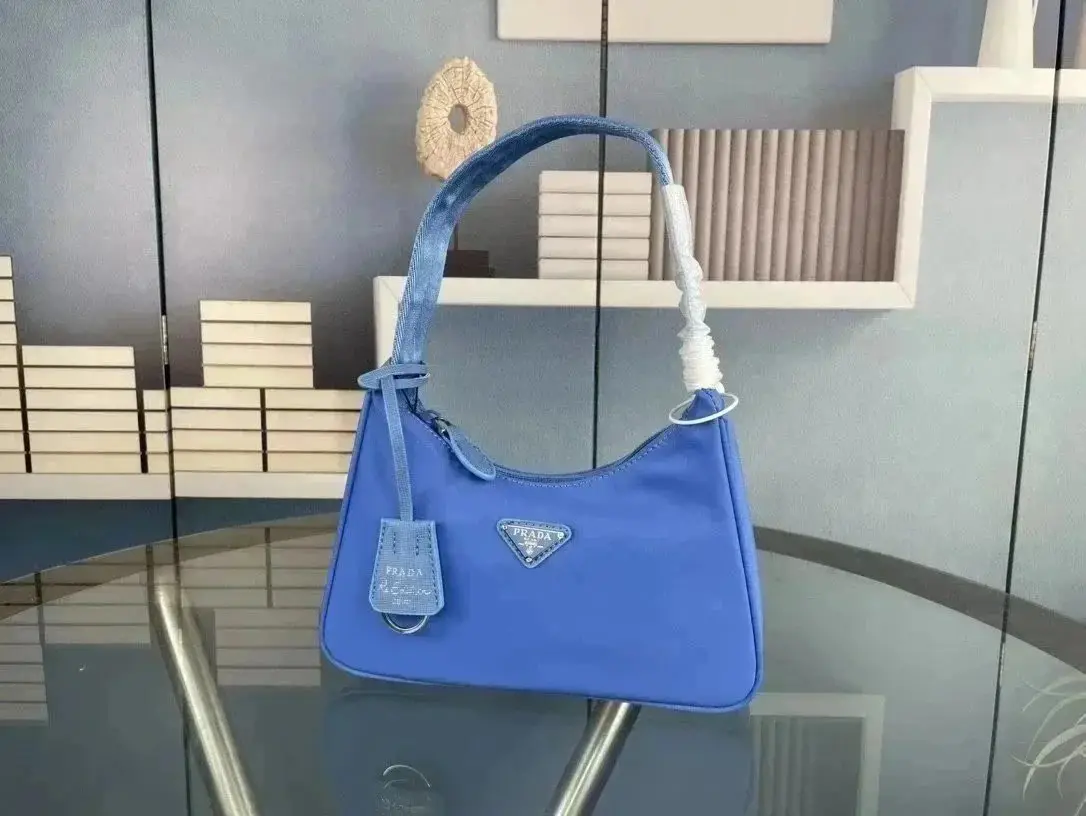 Prada Re-Edition 2005 Nylon Shoulder Bag [33 styles] — foto 11 de 14