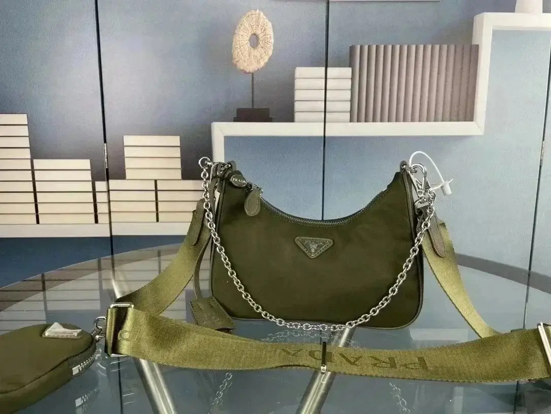 Prada Re-Edition 2005 Nylon Shoulder Bag [33 styles] — foto 6 de 14