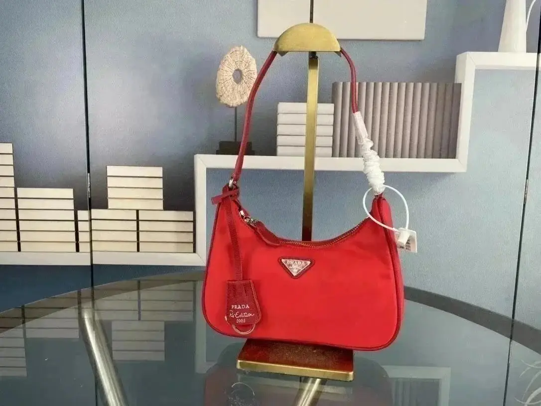 Prada Re-Edition 2005 Nylon Shoulder Bag [33 styles] — foto 8 de 14