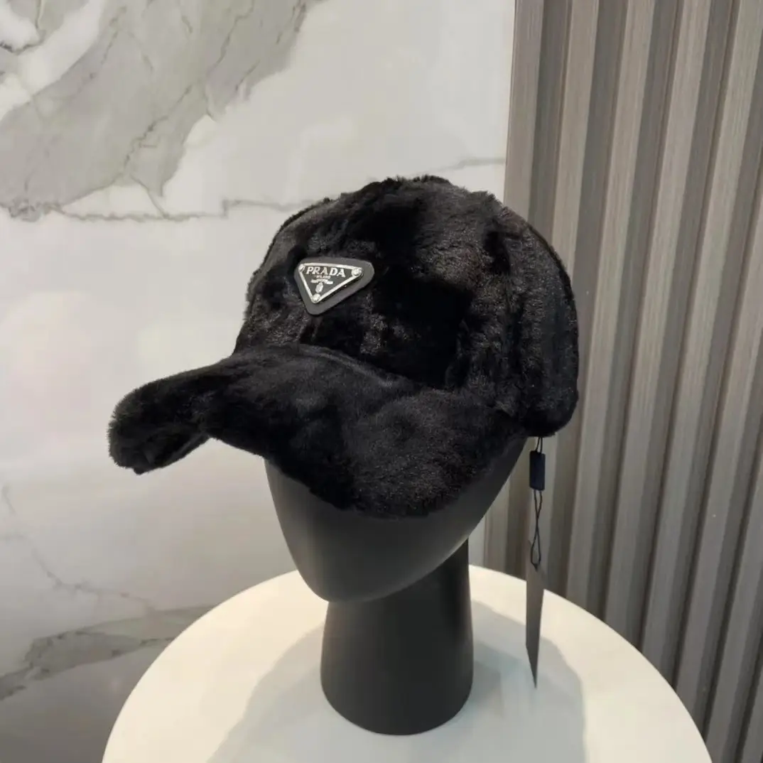 Prada Re-Nylon Faux Fur Baseball Cap — foto 2 de 12