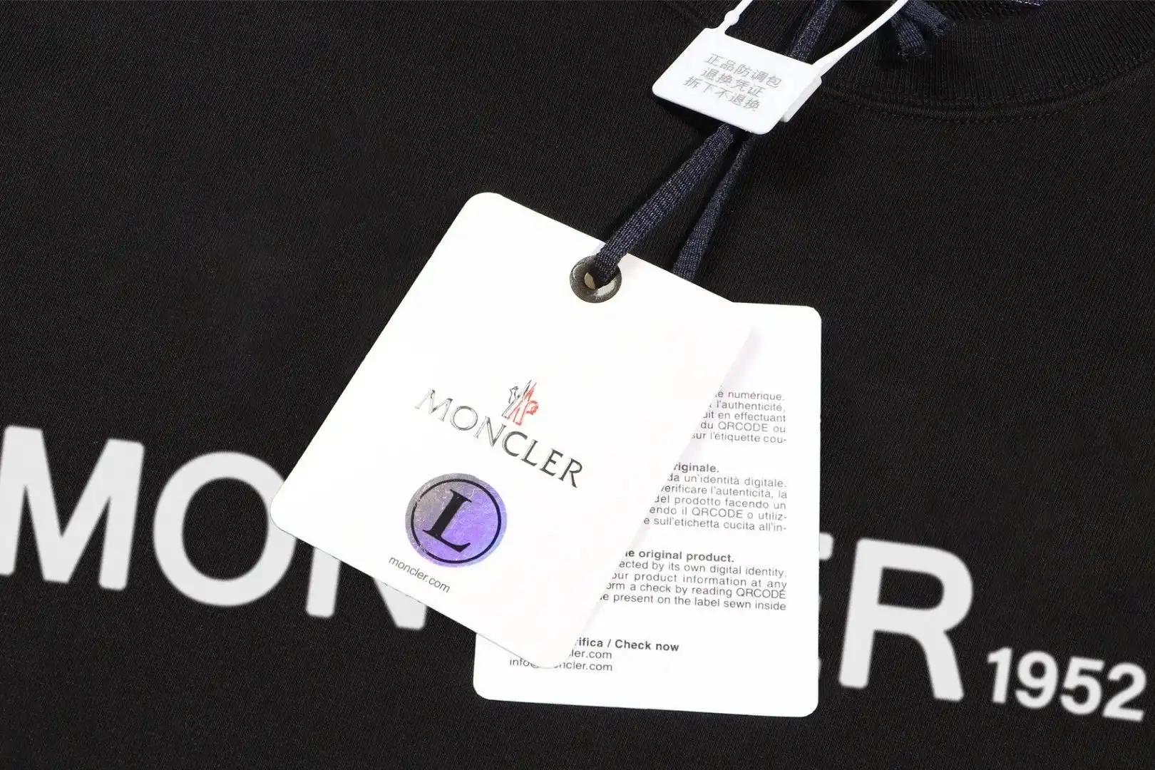 Moncler Black Sweatshirt with Logo Patch - Luxury Fashion for Men and Women — foto 4 de 14