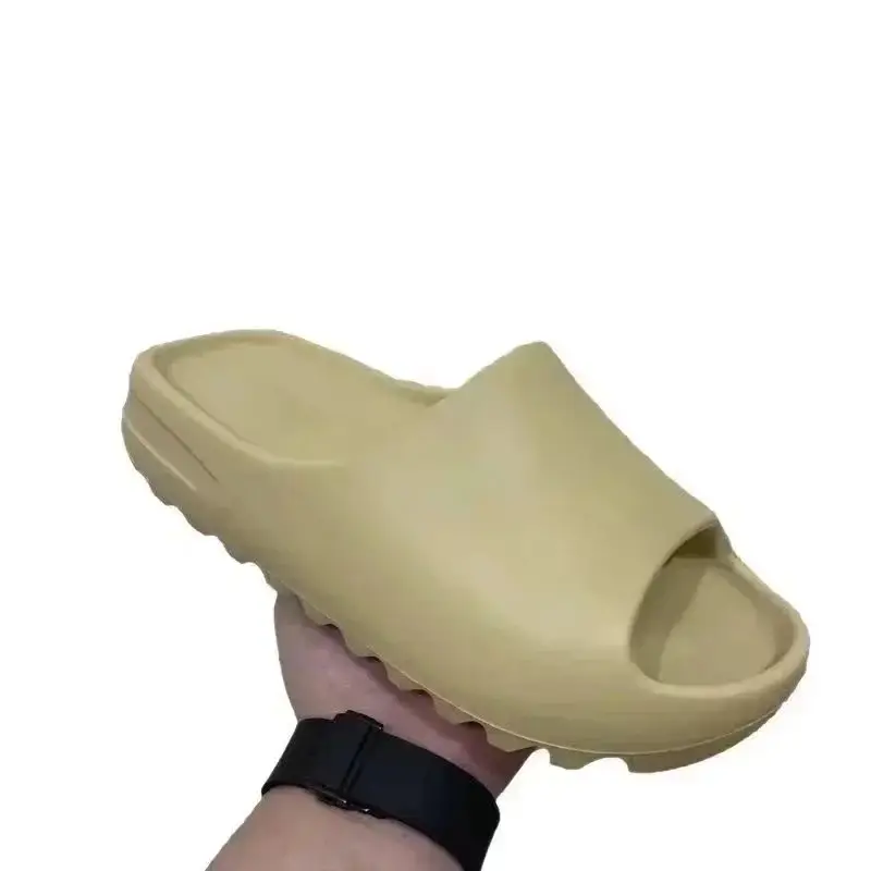 adidas Yeezy Slide Sandals — foto 2 de 9