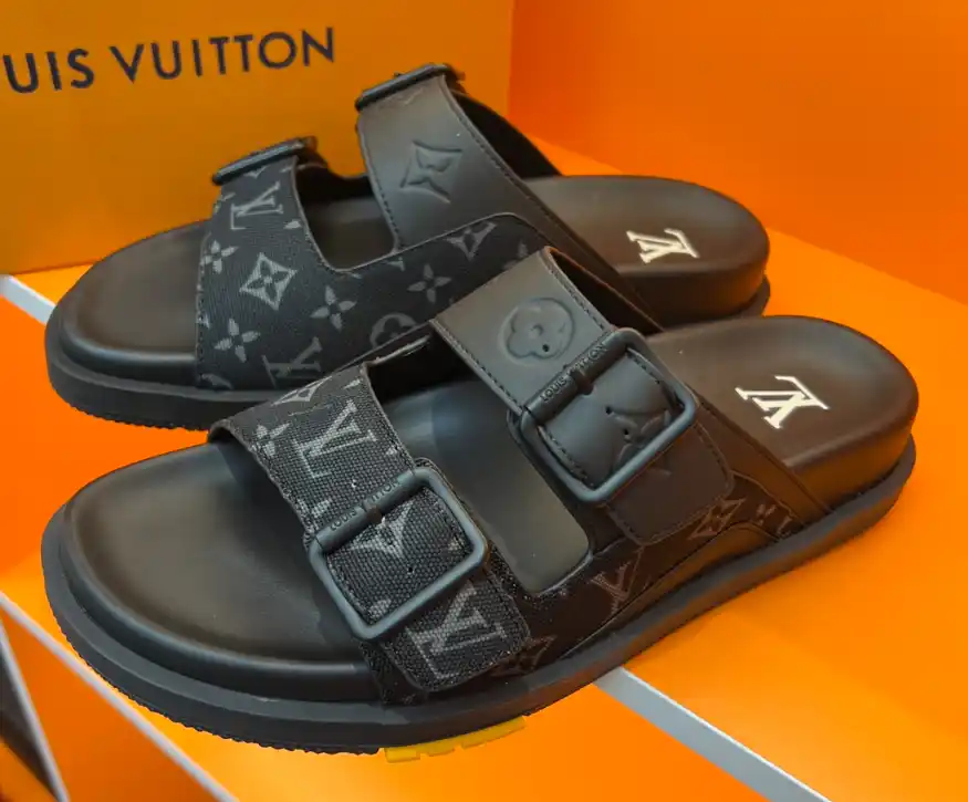 LV slippers — foto 4 de 15