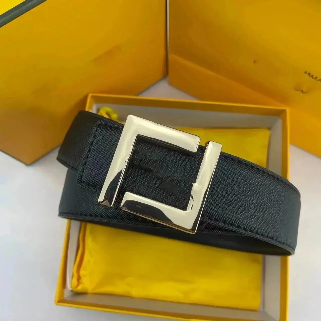 Fendi Canvas Belt [13 styles] — foto 2 de 3